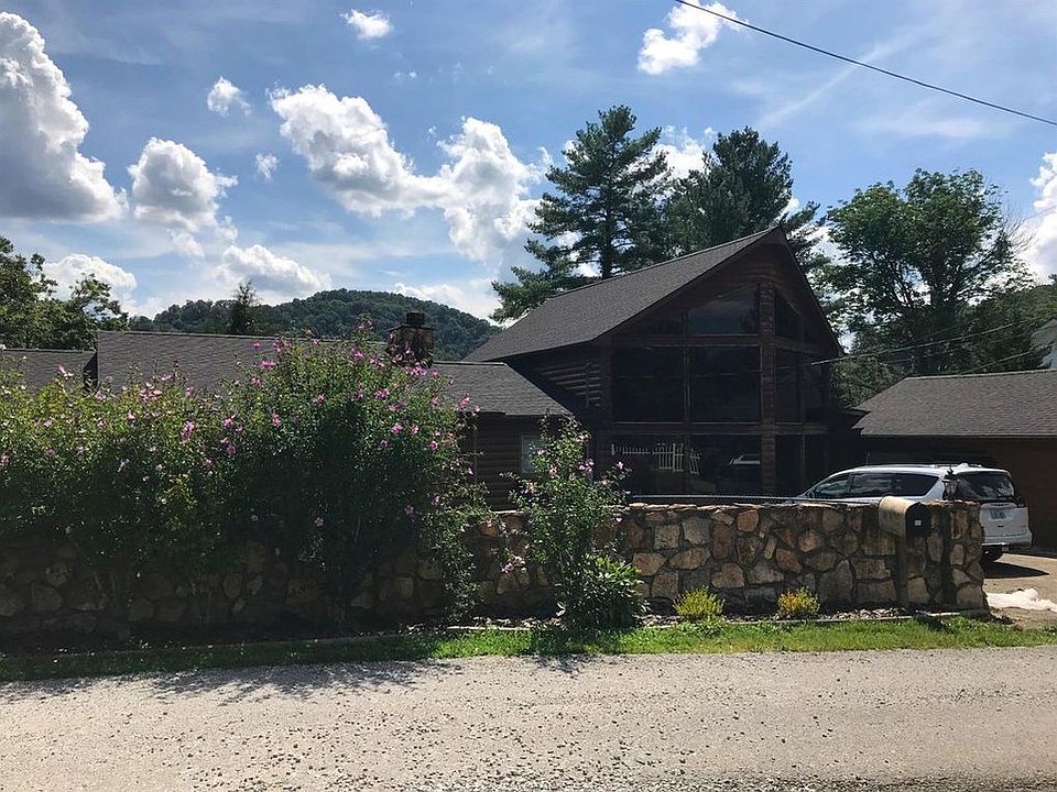 1st image of 135 Center Dr
