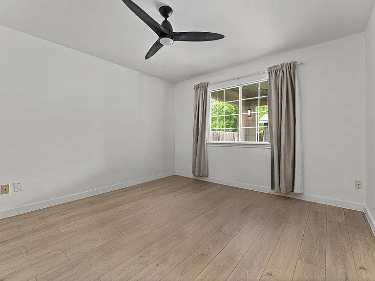1409 Lantern Light Dr — Photo 16