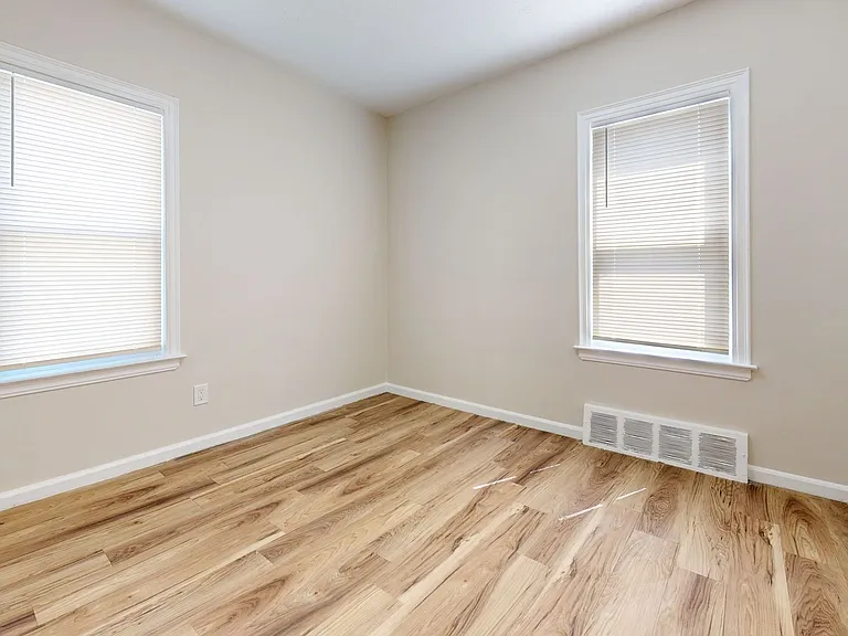 21456 Syracuse Ave — Photo 10