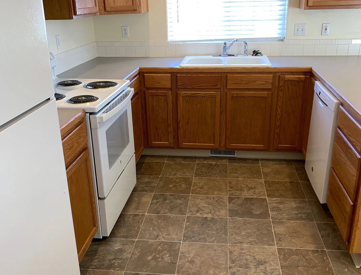 785 Willow Dr - - — Photo 2