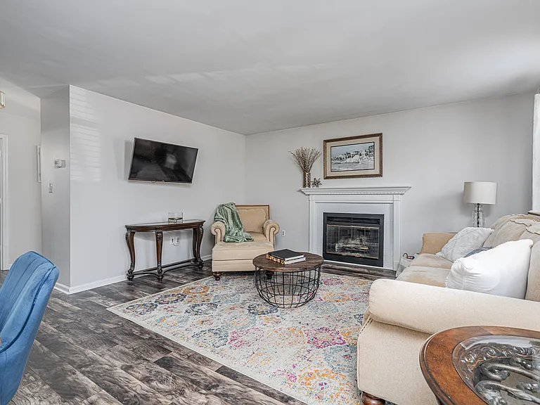 1100 Hulon Ln — Photo 1