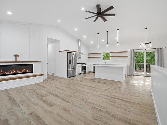 3rd image of 840 Grand Blvd