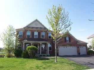 910 McDole Dr, Sugar Grove, IL 60554