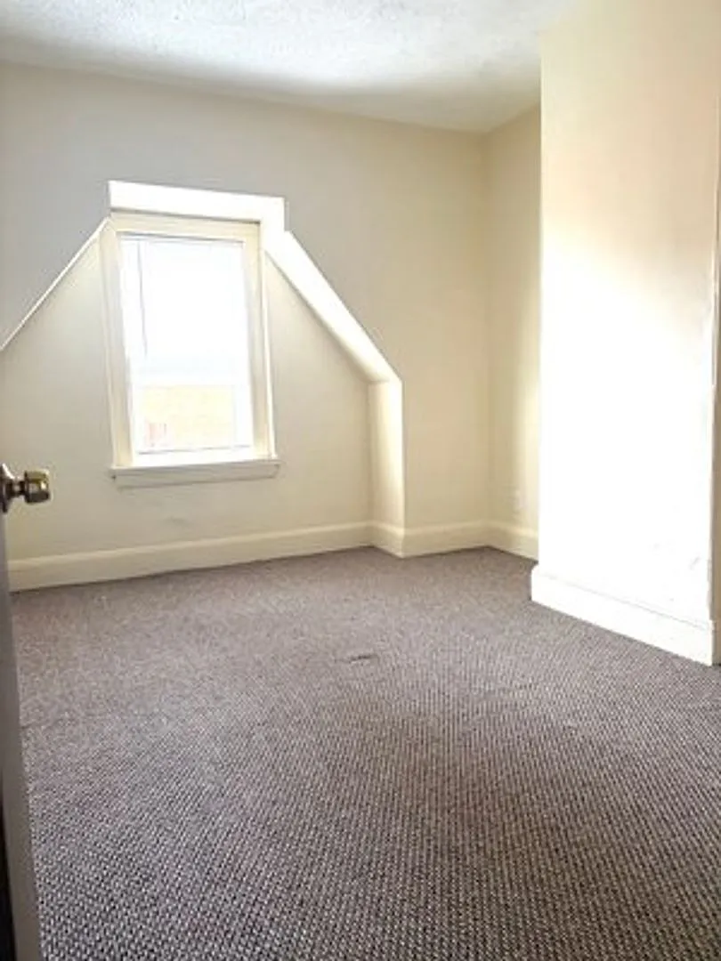Allston Town House (3.5 bed 1 bath) - Available Now/Flexible Move In — Photo 4