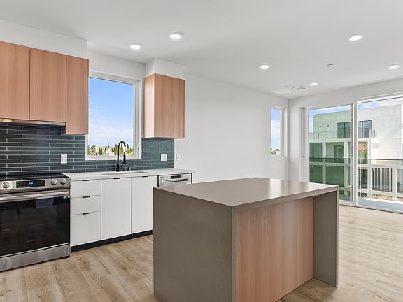 2nd image of 5815 Lexington Ave #401
