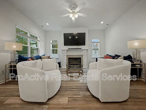 4th image of 3026 Peronne Ave