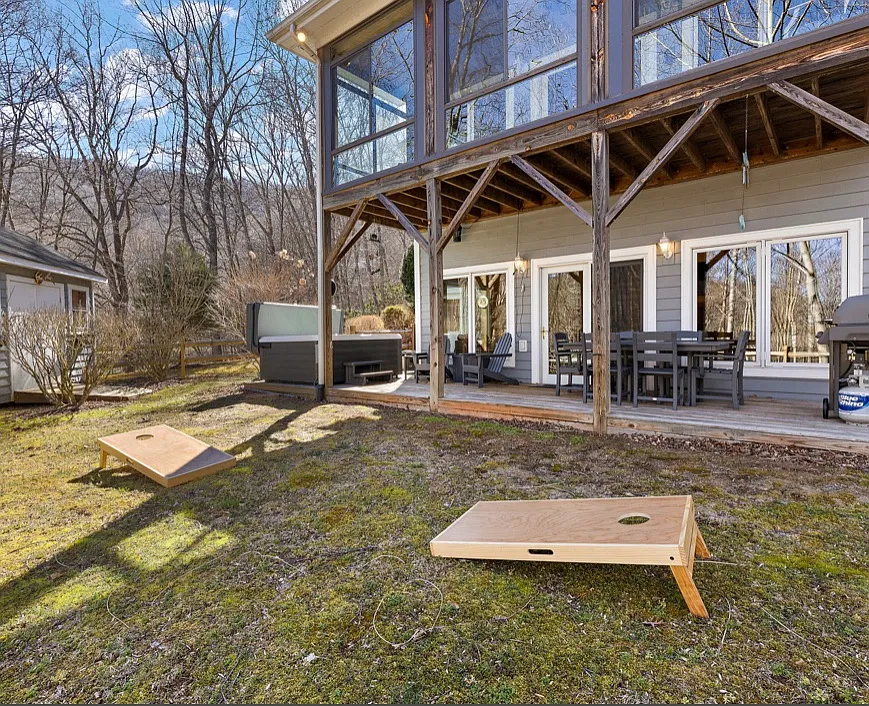 3 bed, 3.5 bath, 2400 sqft, $2,950 — Photo 2