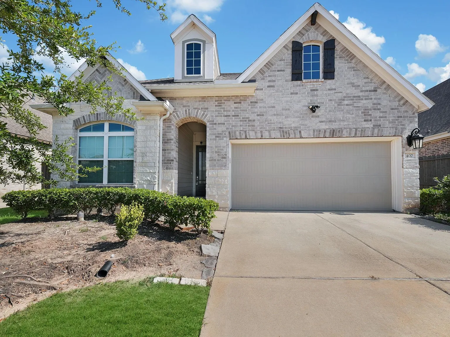 4 bed, 3.0 bath, 2359 sqft, $3,000 — Photo 2