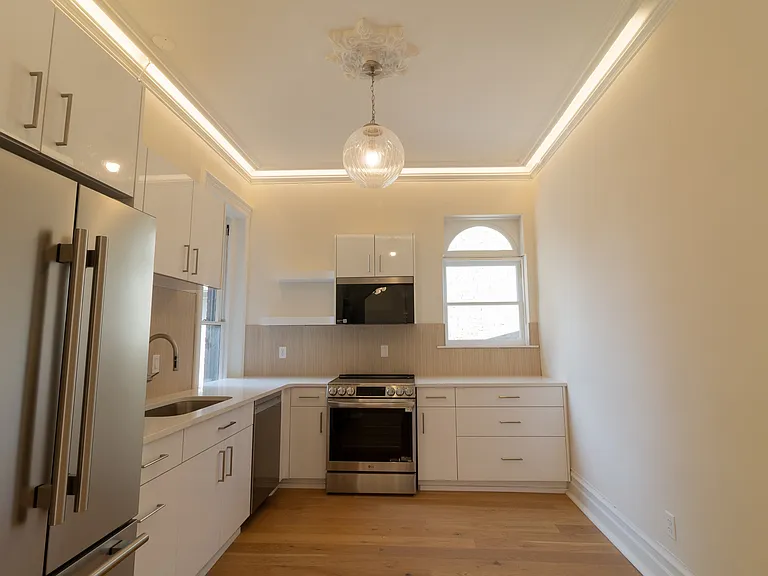 17 N Pearl St #3 — Photo 2