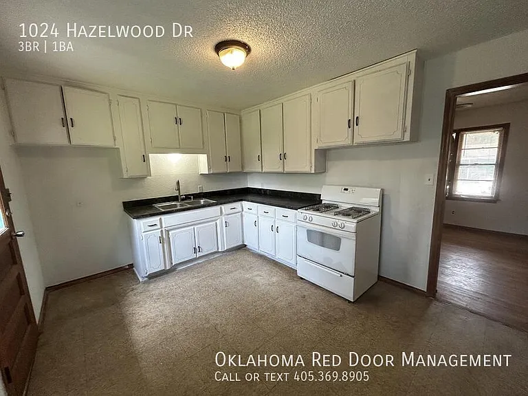 1024 Hazelwood Dr — Photo 2