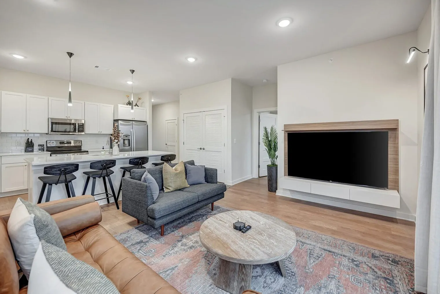 2 bed, 2.0 bath, 990 sqft, $3,890 — Photo 1