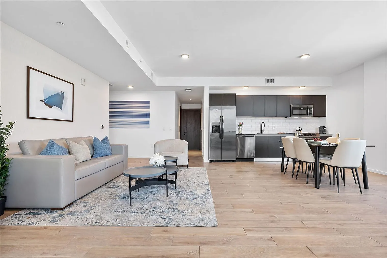 2 bed, 2.0 bath, 1420 sqft, $7,931 — Photo 4