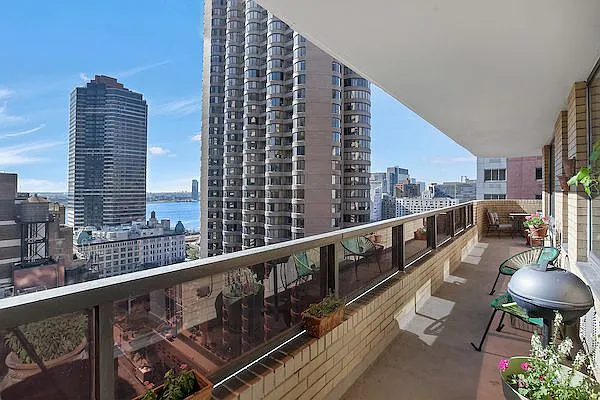 Sold by 212 Apartments LLC | media 11