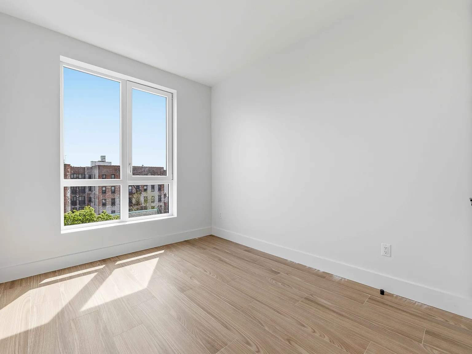 105 Hawthorne Street — Photo 4
