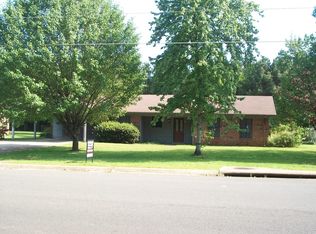 1011 W 16th St, Hope, AR 71801