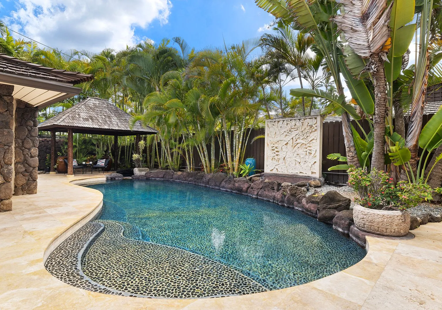 Large 6 Bedroom/5 Bathroom Home on Quiet Kailua Private Lane with Heated Pool and Spa Available 1... — Photo 1