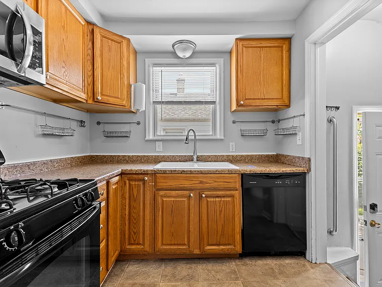 21328 Audette St — Photo 14
