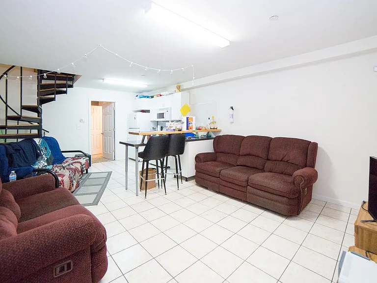 Newly Renovated Temple Apartment — Photo 6