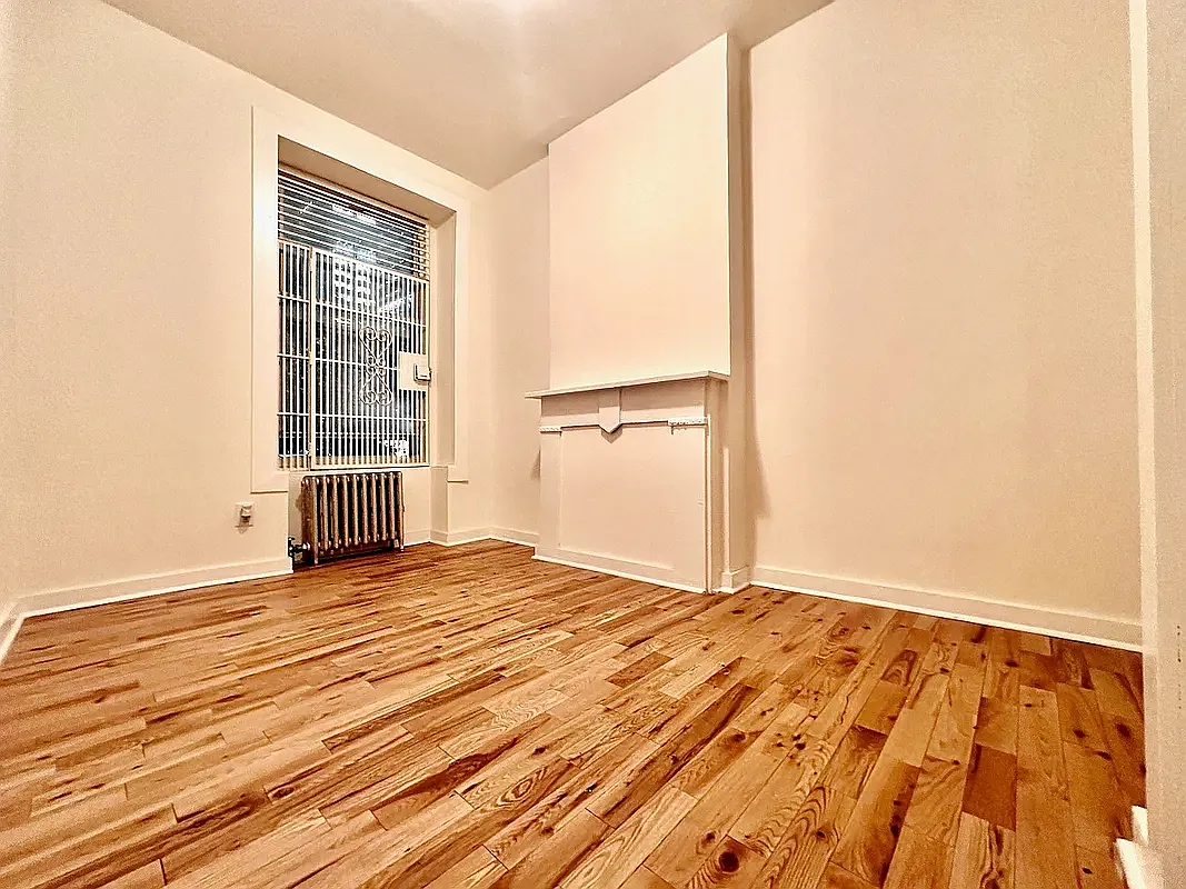 Building Photo - 451 W 36th St #1B