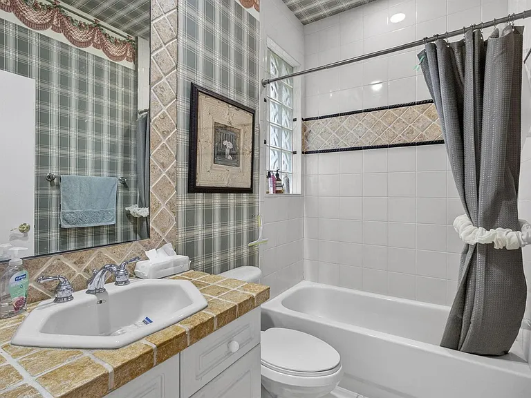 10880 Northgreen Dr — Photo 28