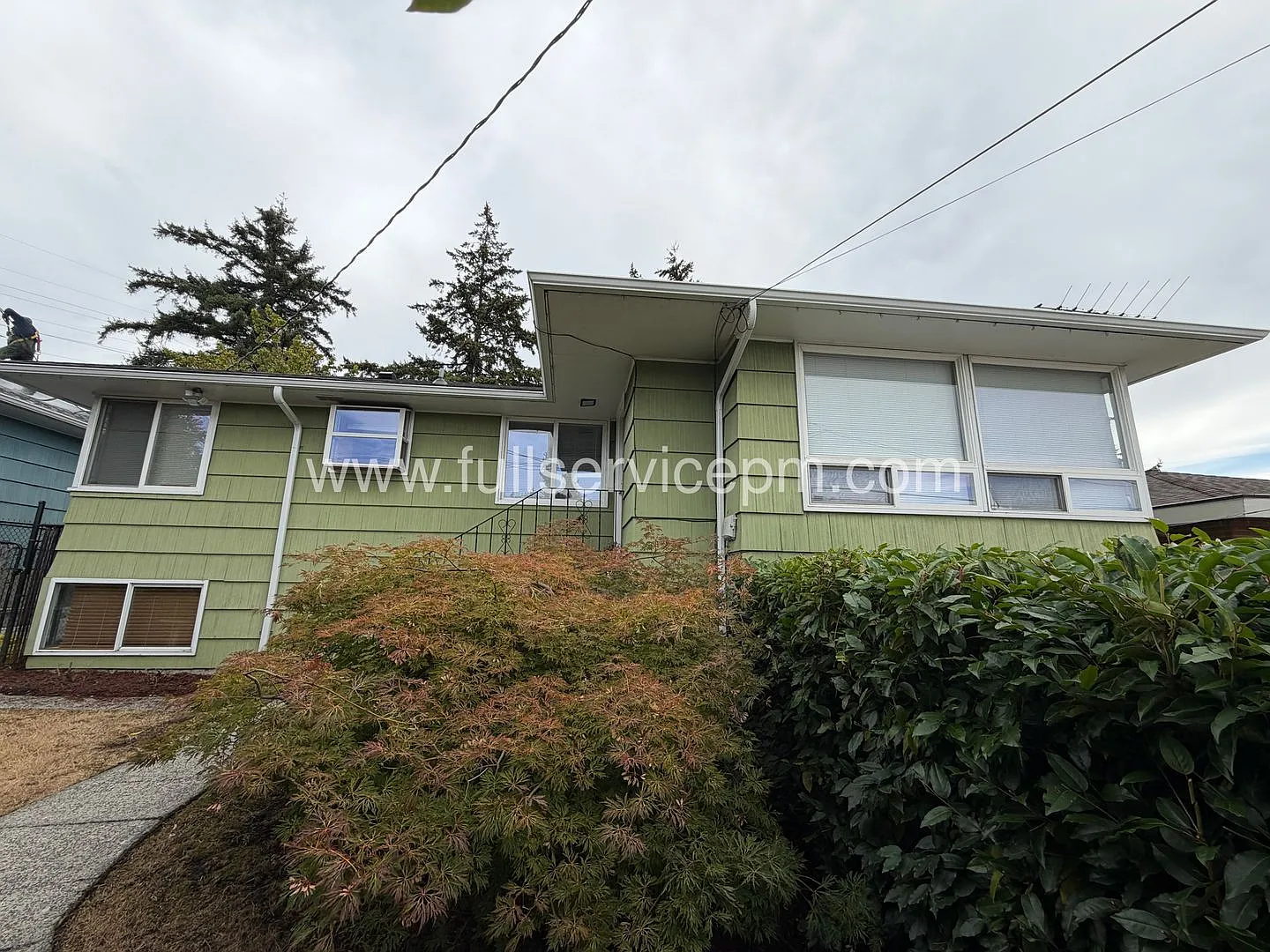 Spacious Beacon Hill Home With Huge Fenced Yard, Hot Tub & Garage! — Photo 1