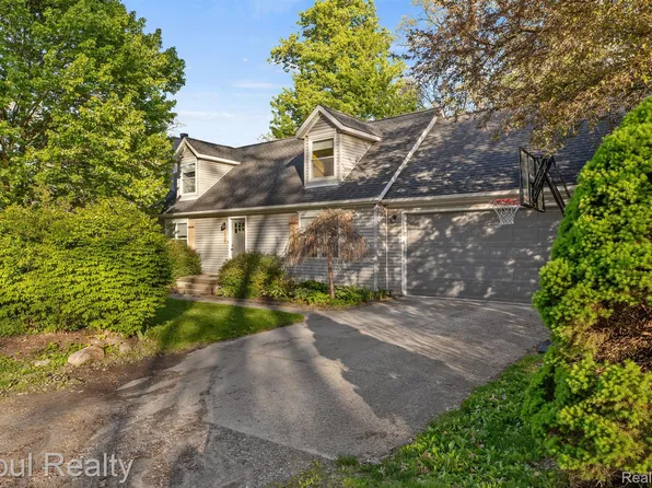 2919 Hampikian Dr, Milford, MI 48380