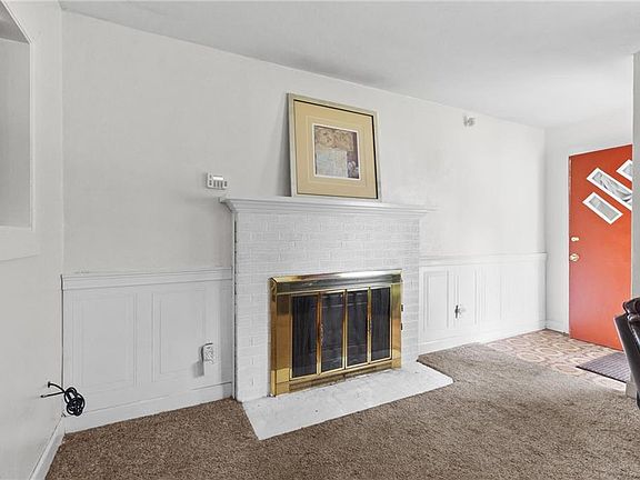 4th image of 224 Chamberlin Ave W