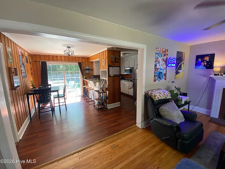 102 N Meade St — Photo 6