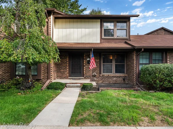 28340 Queens Ct, Warren, MI 48093