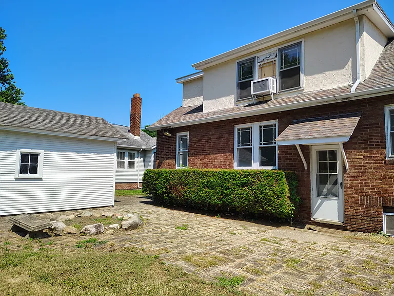 214 Chester Ave — Photo 3