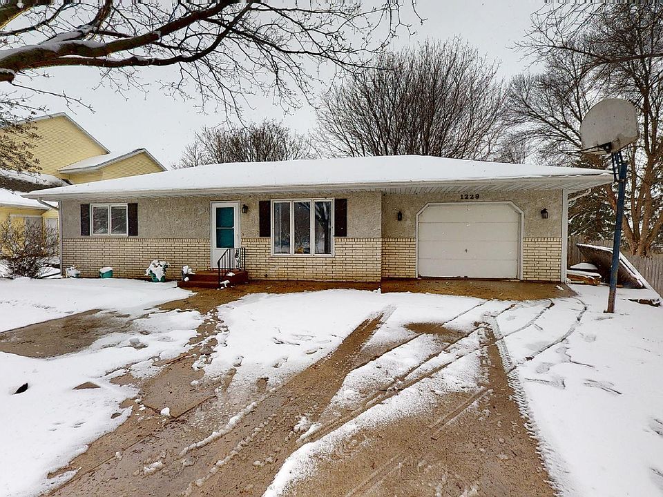 1229 28th St NW, Willmar, MN 56201 | Zillow