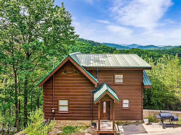 2nd image of 928 Falcon View Way