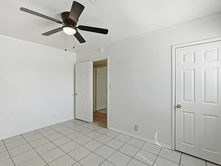 4329 N Longview Ave #10 — Photo 18