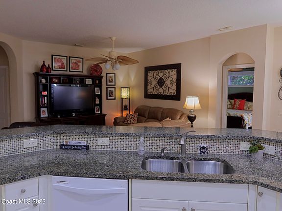 4th image of 910 Misty Creek Dr