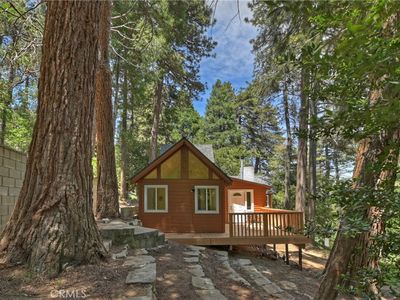 996 Coulter Pine Rd, Crestline, CA, 92325