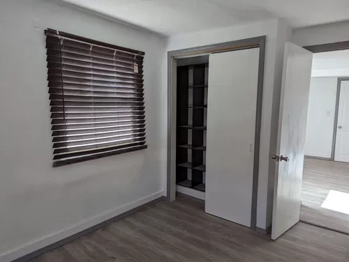Bedroom with window blinds - Polk Ave