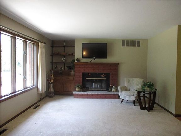 4th image of 321 Woodside Drive