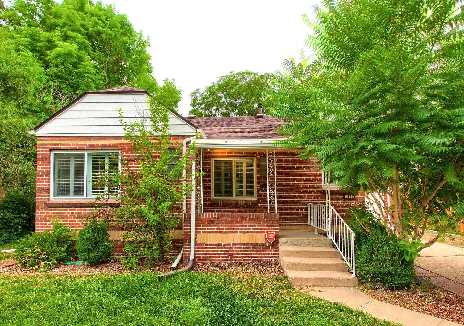 3 Bedroom Bungalow in Montclair near great schools and central location — Photo 2