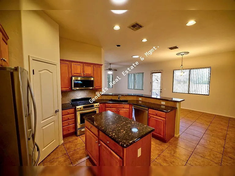 770 W Grantham St — Photo 4