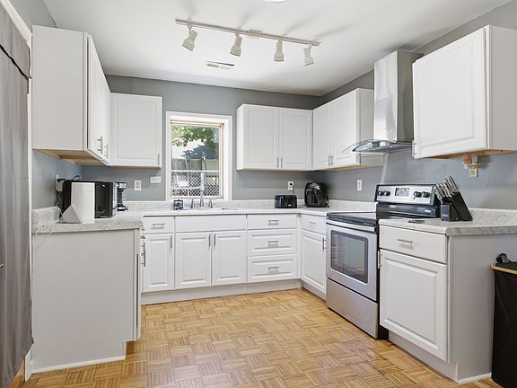 5th image of 8948 Robey Dr