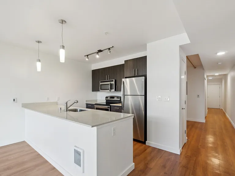 REO Flats — Photo 9