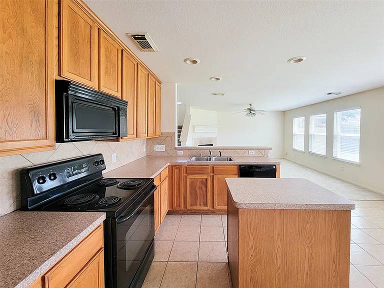 2322 Oxford Point Ln — Photo 17