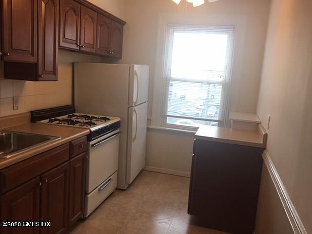 2nd image of 15 E Elm St APT 3