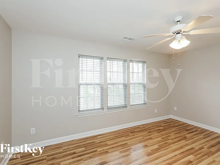 1620 Winthrop Ln — Photo 10