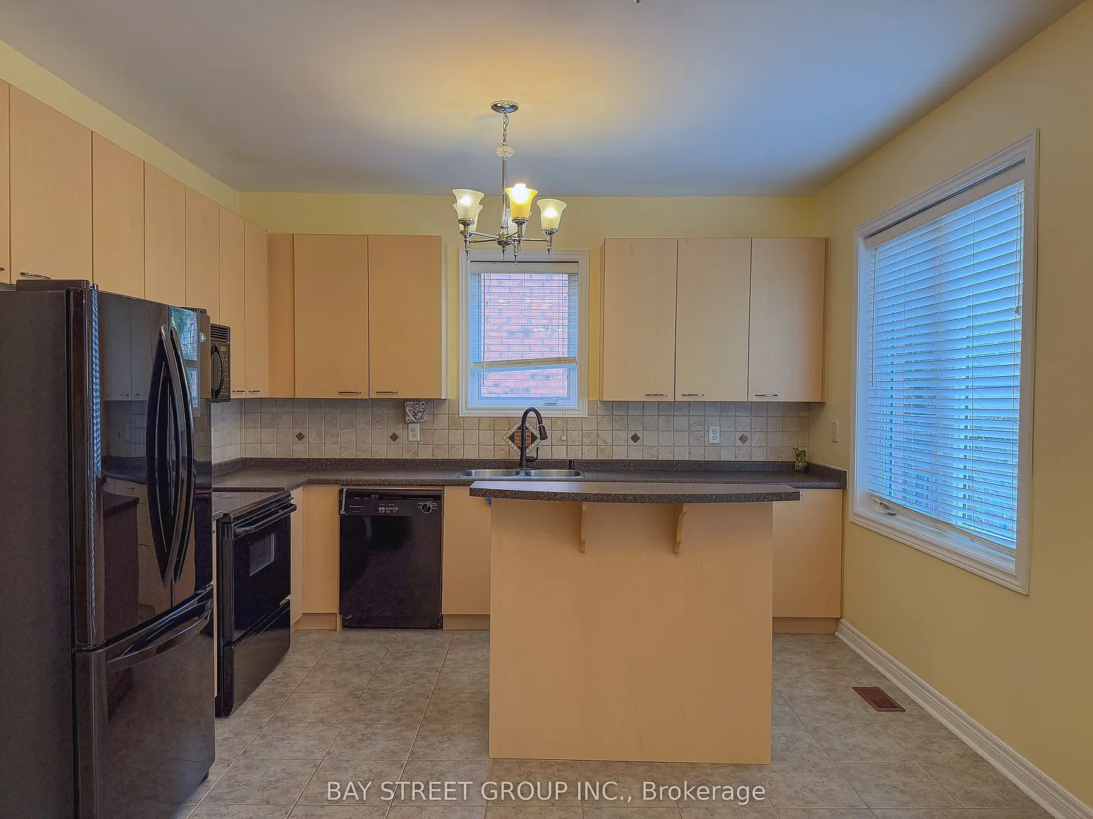 4 bed, $3,900 — Photo 4