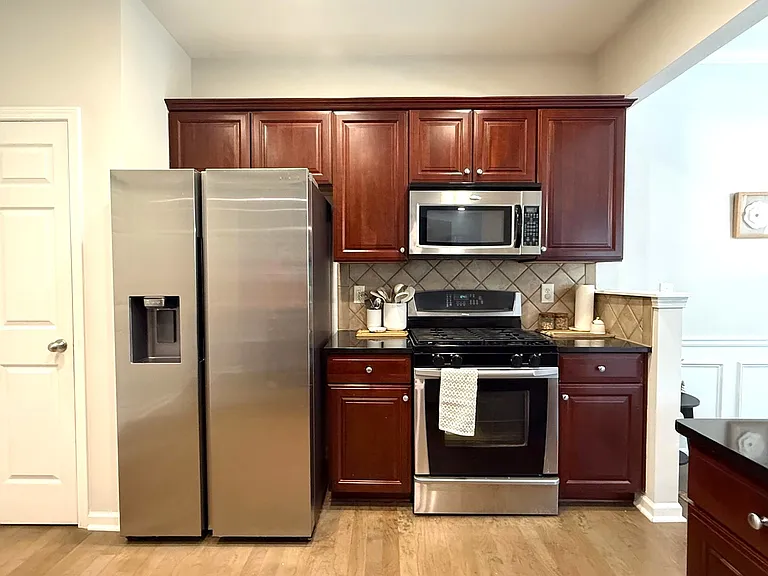6085 Bentley Way — Photo 6