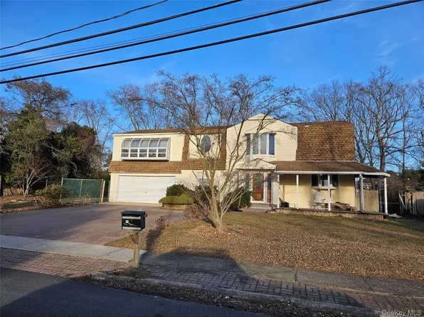 99 Wexford Drive, Oakdale, NY 11769