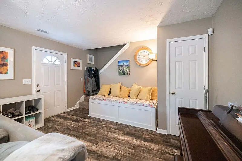 3 bed, 2.5 bath, 1378 sqft, $2,100 — Photo 3