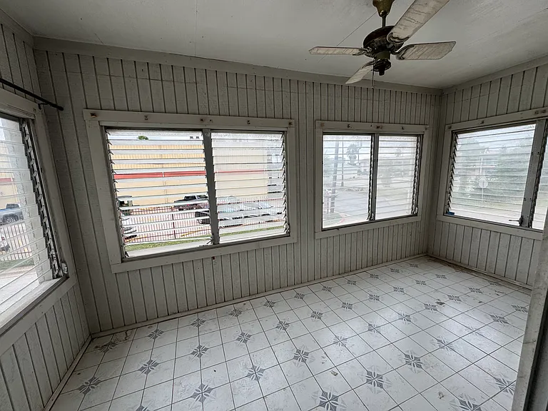 105 E 11th St #3 — Photo 4