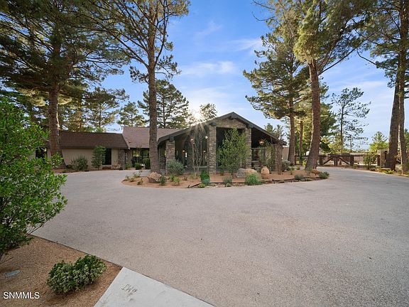 3rd image of 823 Don Quixote Ct